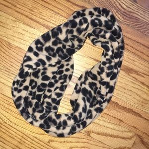 Leopard print scarf never worn super soft!
